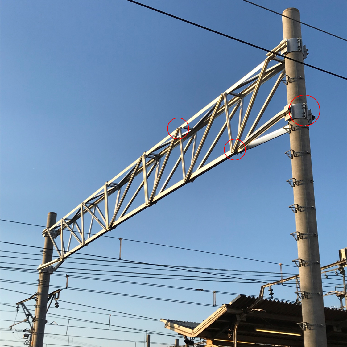 鉄道電車線Vトラスビーム 　ゆるみ箇所：鉄道架線柱とのバンド接続部、支持物のジョイント部