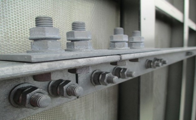 高速鉄道の防音壁　ゆるみ箇所：防音壁のアンカー部と防音パネル締結部