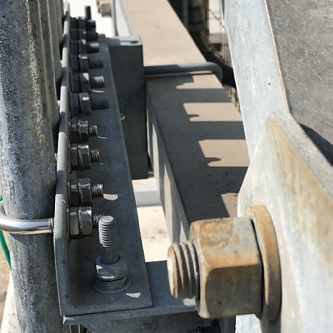 高速道路ETCレーンのケーブル配管固定　ゆるみ箇所：Uボルトの固定箇所